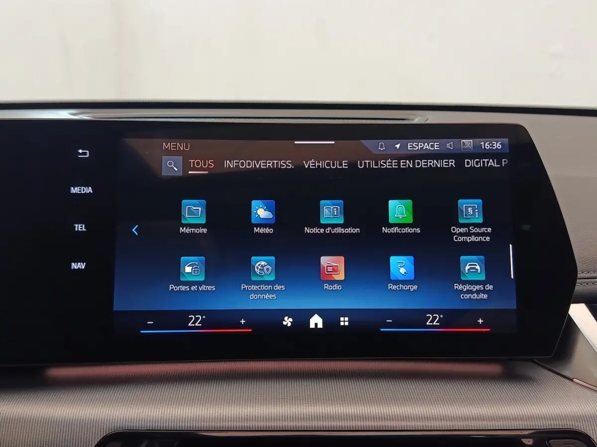 Écran tactile central 27,2 cm du BMW X1 xDrive25e M Sport 2024, affichage menu et commandes climatisation.