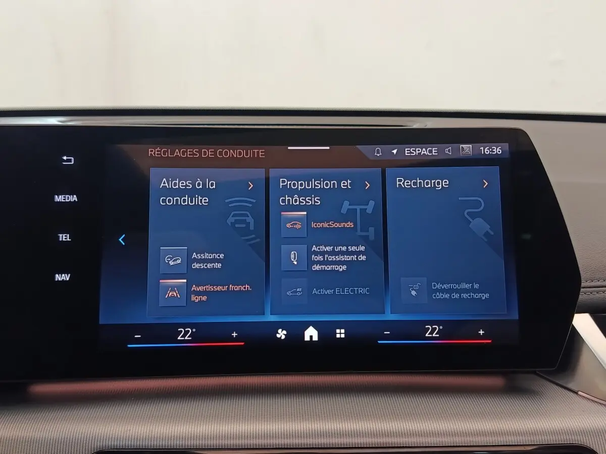 Écran tactile central du tableau de bord du BMW X1 xDrive25e M Sport, affichage des réglages de conduite.
