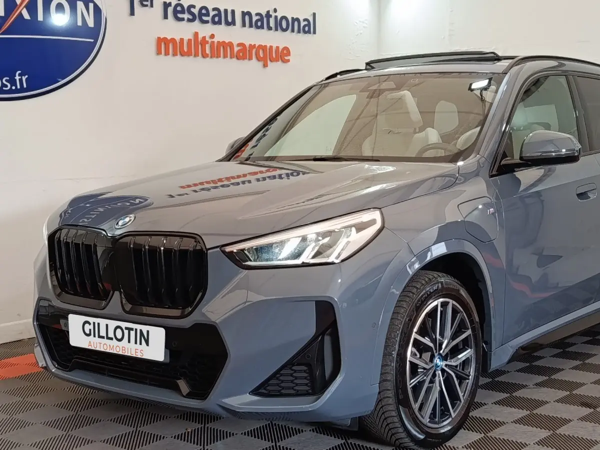 BMW X1 xDrive25e M Sport gris foncé vue 3/4 avant avec calandre noire et jantes alliage distinctives.