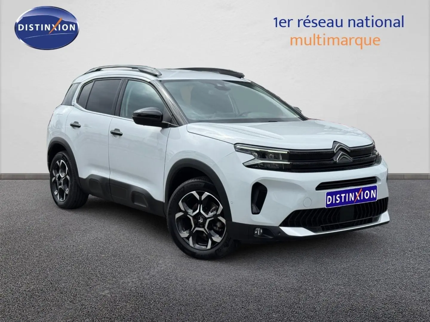 Citroën C5 Aircross blanc Okénite vue 3/4 avant droit avec jantes alu et barres de toit noires.