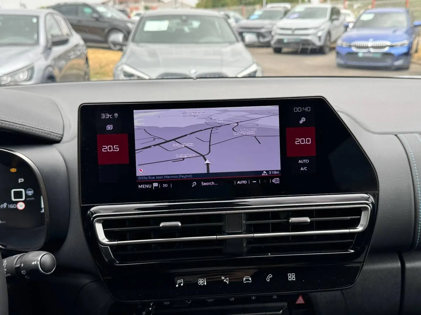 Vue intérieure du tableau de bord du Citroën C5 Aircross 2025 avec écran tactile GPS et commandes climatisation.