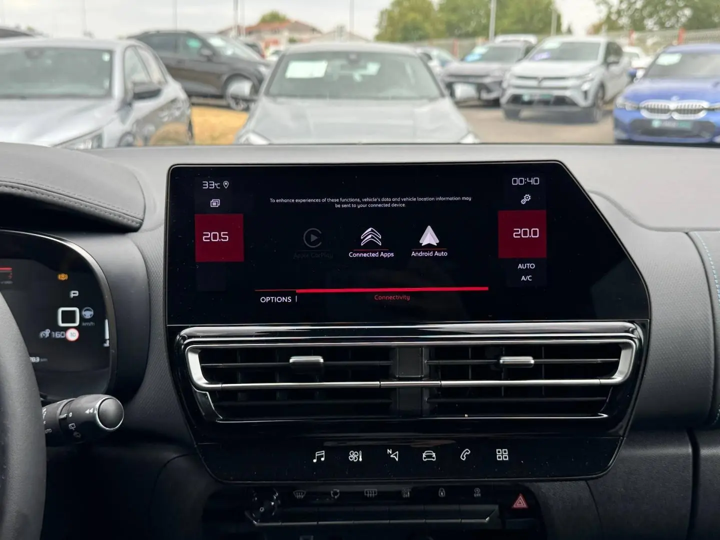 Vue intérieure centrée sur l’écran tactile et les aérateurs du tableau de bord du Citroën C5 Aircross 2025.