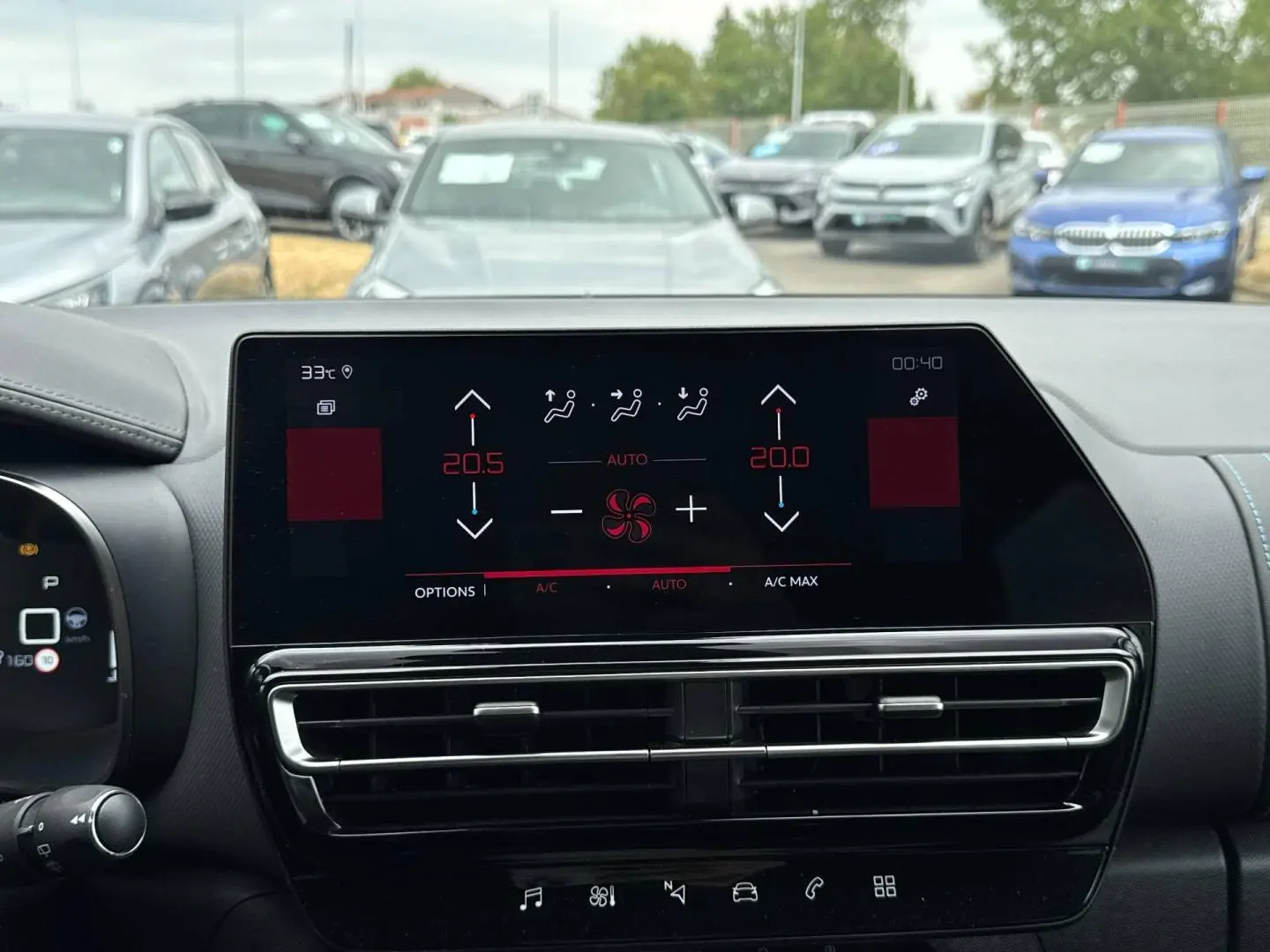 Vue intérieure centrée sur l'écran tactile de climatisation du Citroën C5 Aircross 2025, avec tableau de bord noir.