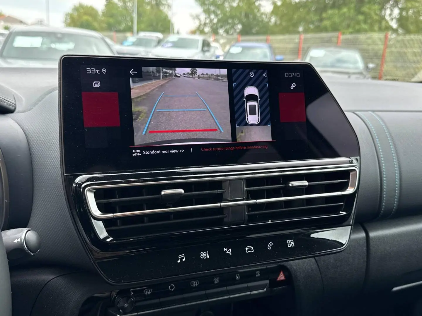 Vue intérieure du tableau de bord du Citroën C5 Aircross avec écran tactile affichant la caméra de recul.