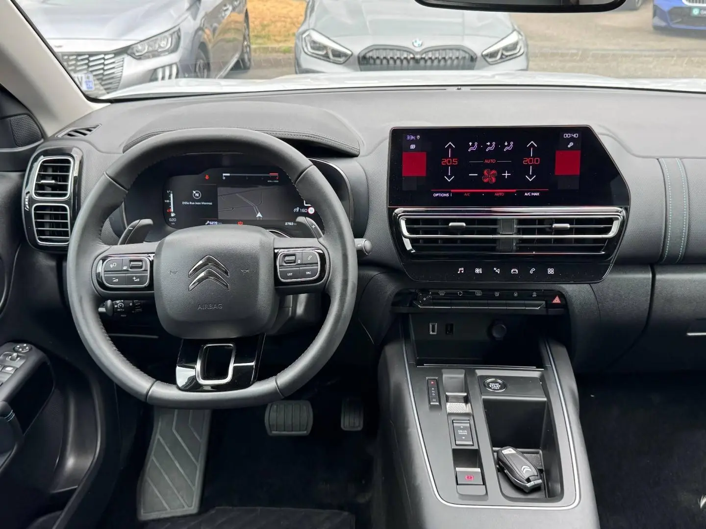 Vue intérieure avant du tableau de bord et volant noir du Citroën C5 Aircross 2025 avec écran tactile et commandes intégrées.