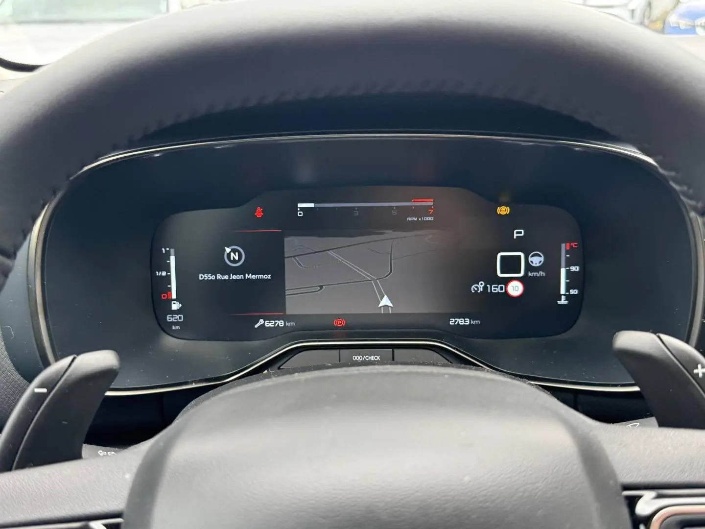 Vue rapprochée du tableau de bord numérique du Citroën C5 Aircross 2025, affichant la navigation et les indicateurs.