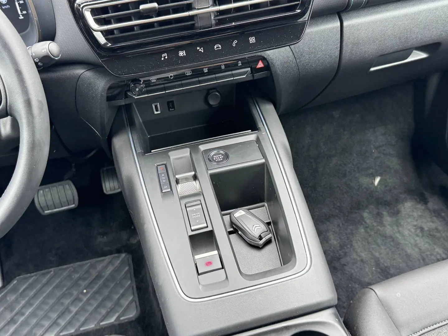 Vue rapprochée de la console centrale noire du Citroën C5 Aircross 2025 avec clé et commandes de boîte automatique.