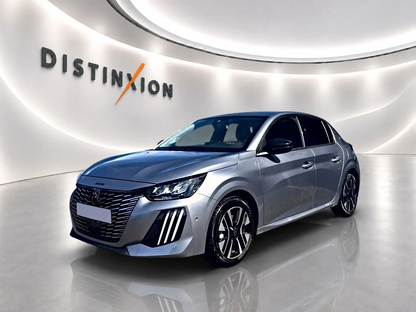 Peugeot 208 1.2 100 Allure gris Artense vue 3/4 avant droit dans un showroom lumineux avec logo Distinxion.