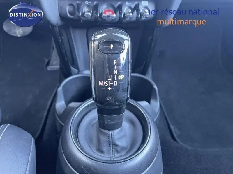 Gros plan sur le levier de vitesses automatique noir de la MINI Cabriolet Cooper 2023, entouré de la console centrale.