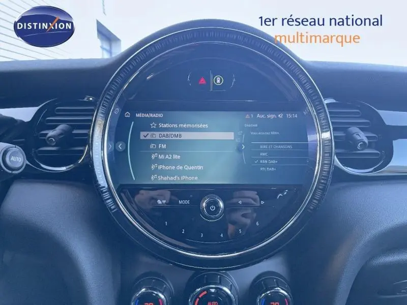 Vue rapprochée du tableau de bord de la MINI Cabriolet 2023, écran tactile central rond avec interface multimédia active.