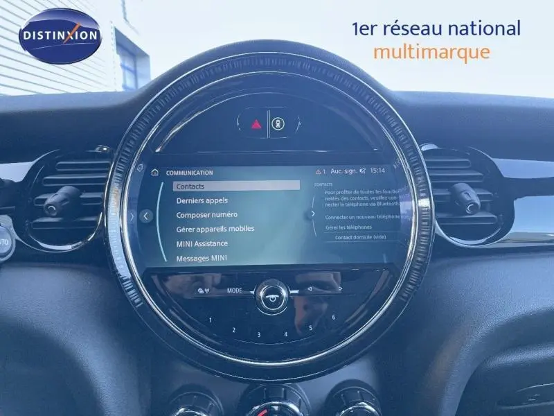 Vue intérieure centrée sur l'écran tactile rond du tableau de bord de la MINI Cabriolet Midnight Black II 2023.