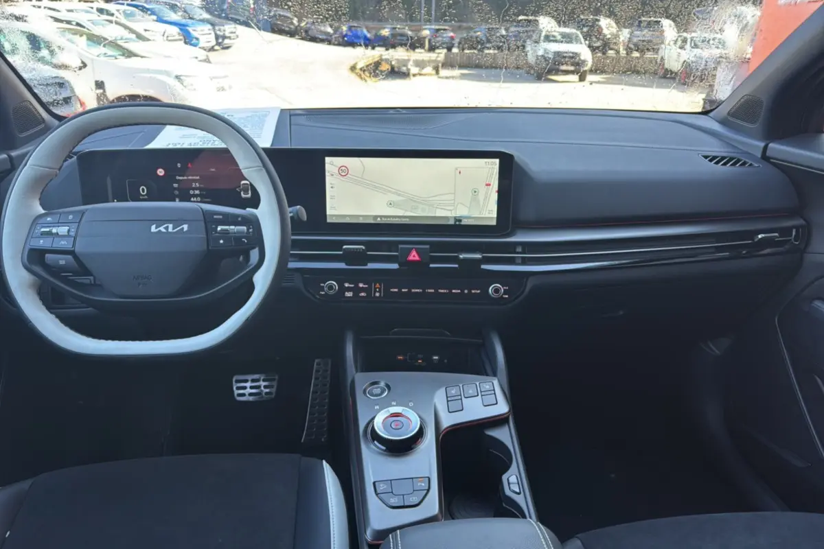 Vue intérieure frontale du tableau de bord et volant cuir multifonctions du Kia Sportage 2026 avec écran GPS 12,3 pouces.