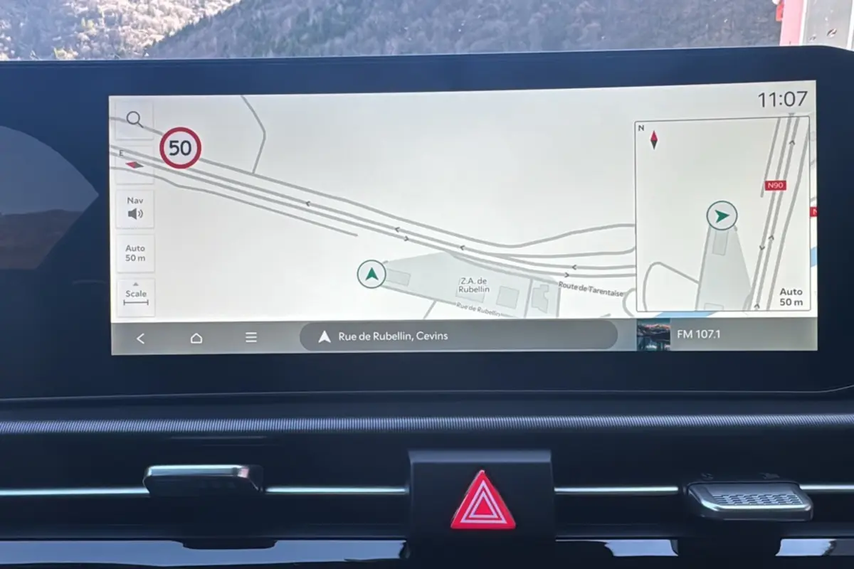 Écran GPS 12,3 pouces du tableau de bord du Kia Sportage 2026, affichant une carte et la vitesse limitée à 50 km/h.