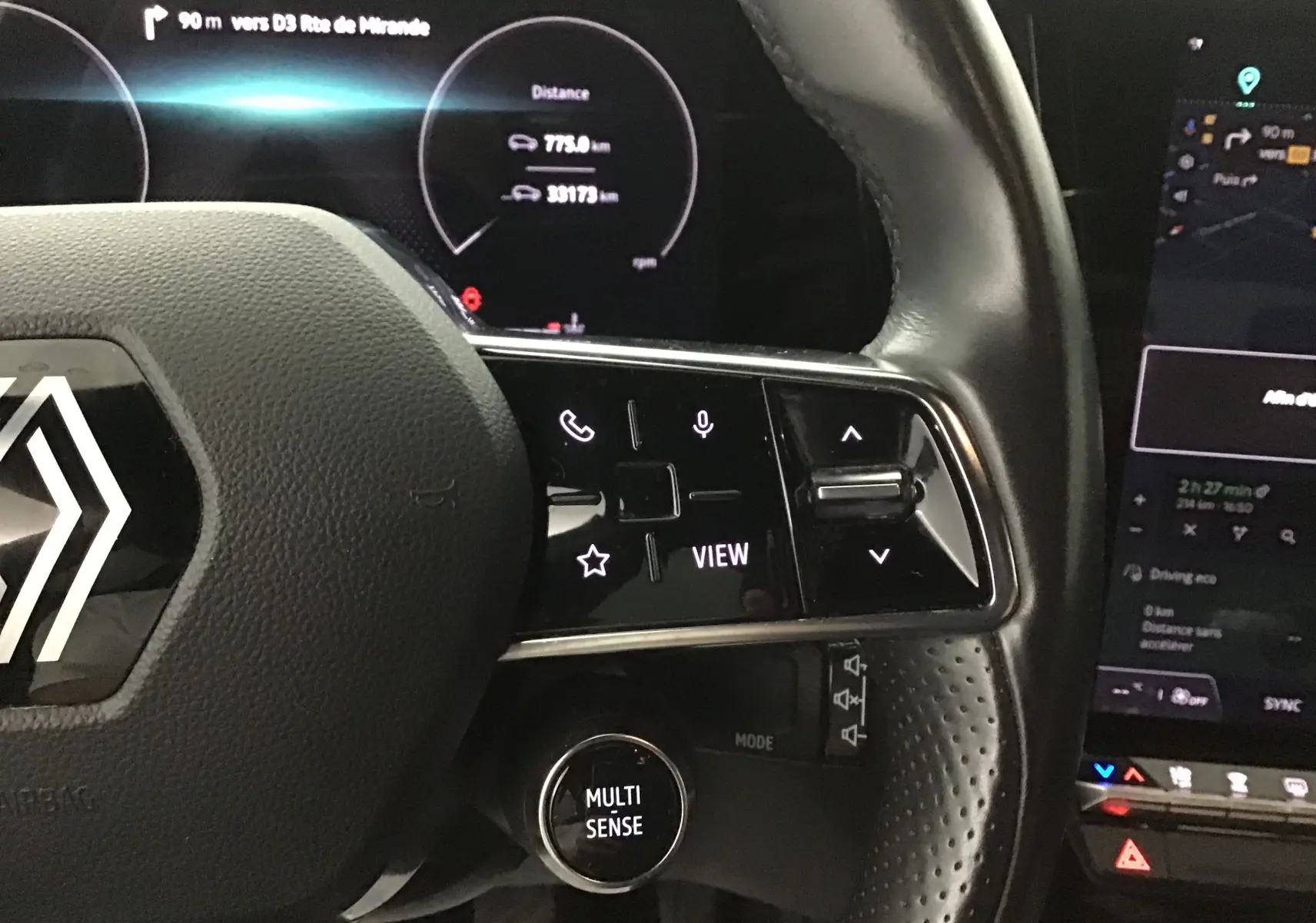 Vue rapprochée du volant multifonction noir et du tableau de bord numérique du Renault Austral 2023 finition Mild Hybrid Advanced.