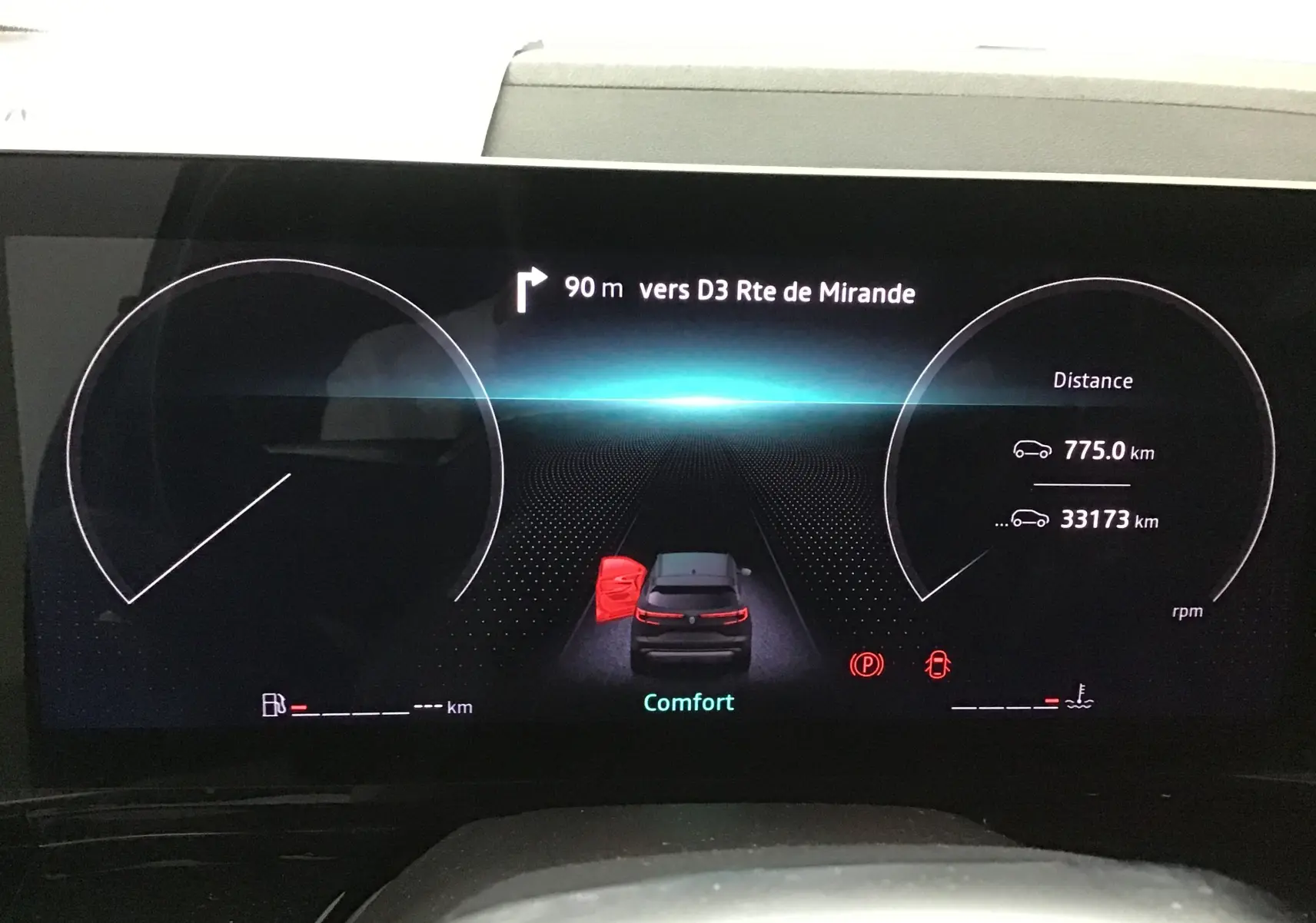 Tableau de bord numérique 12,3'' du Renault Austral 2023 affichant navigation et état porte arrière gauche ouverte.