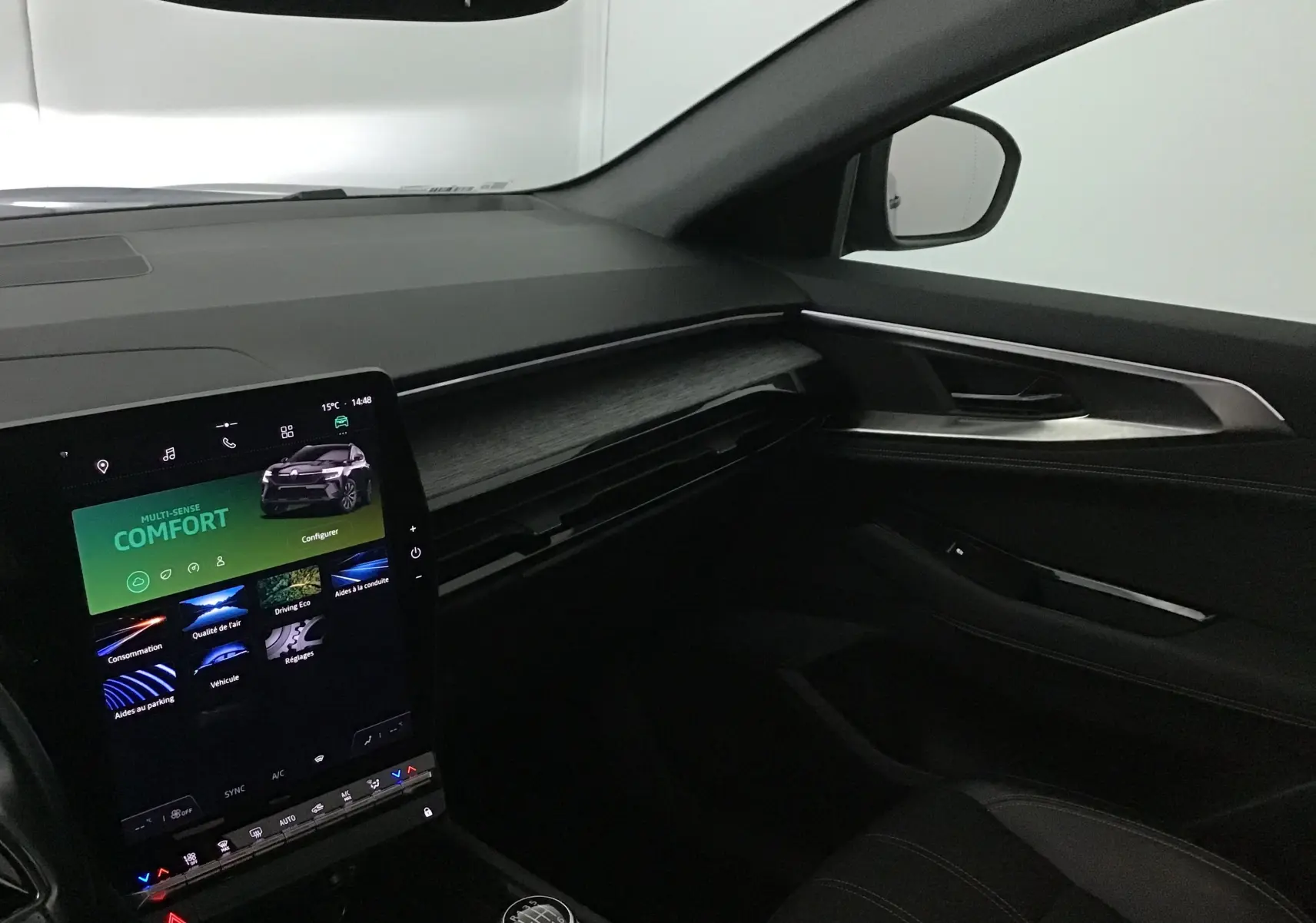 Intérieur côté passager du Renault Austral 2023, avec tableau de bord numérique 12,3'' et console centrale noire moderne.