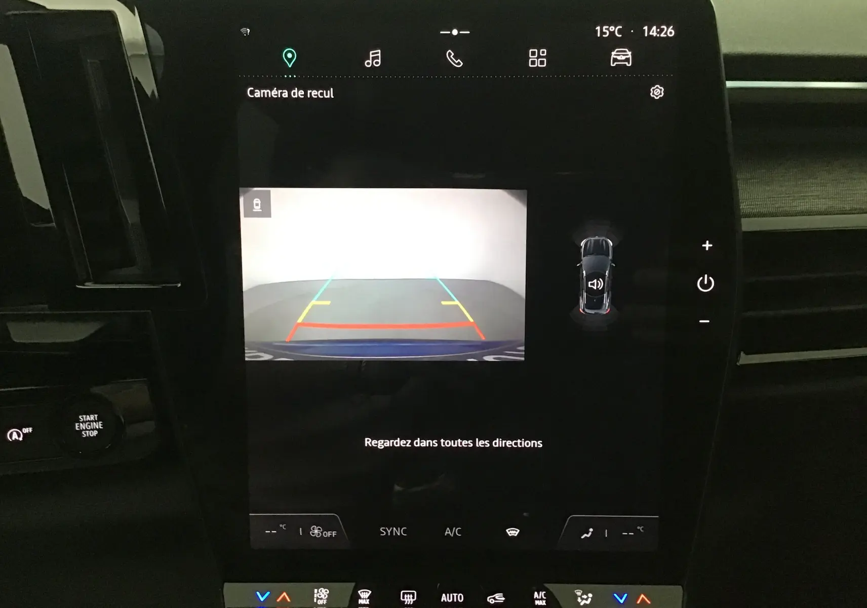 Écran central du Renault Austral 2023 montrant la caméra de recul avec guidage coloré, ambiance intérieure sombre.
