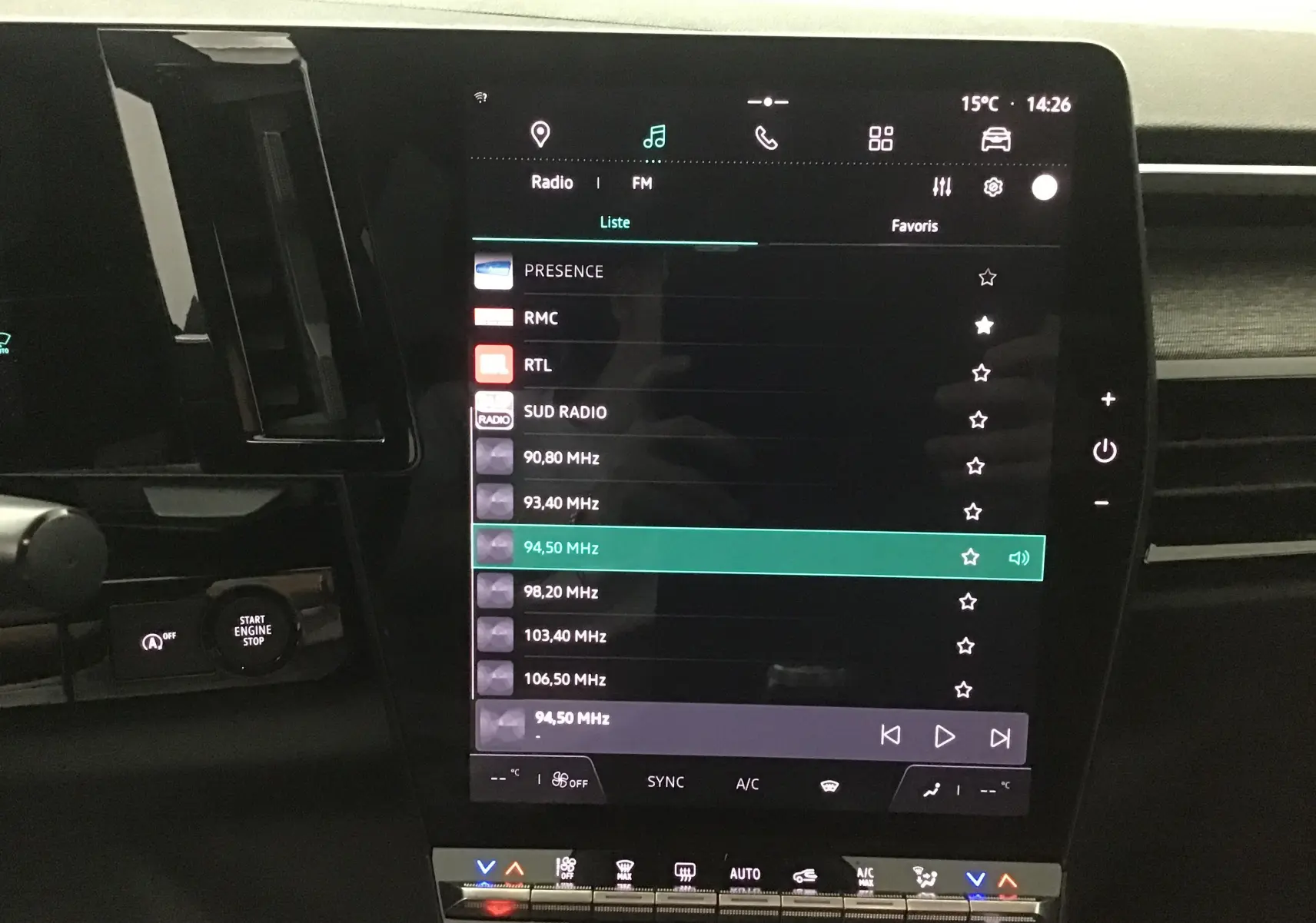 Vue rapprochée de l'écran tactile central noir du tableau de bord numérique 12,3'' du Renault Austral 2023.
