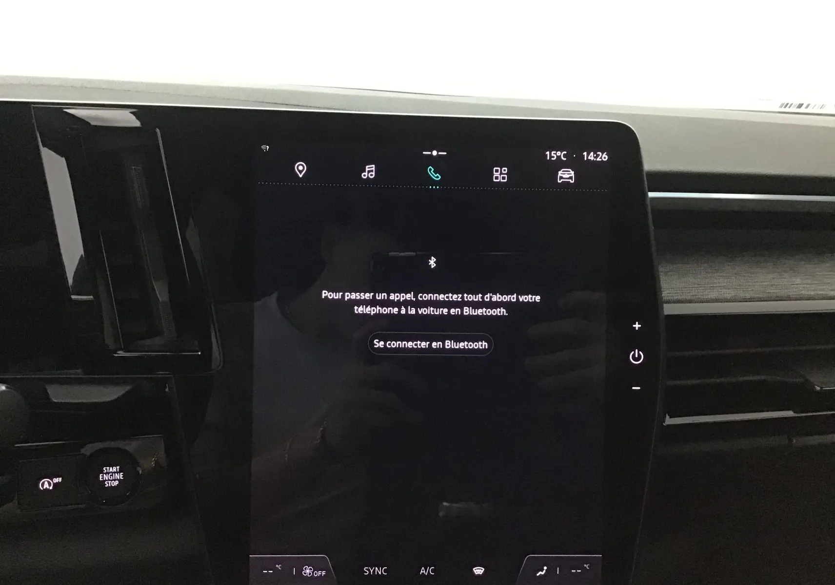 Écran tactile central du tableau de bord numérique 12,3'' du Renault Austral 2023, affichant la connexion Bluetooth.