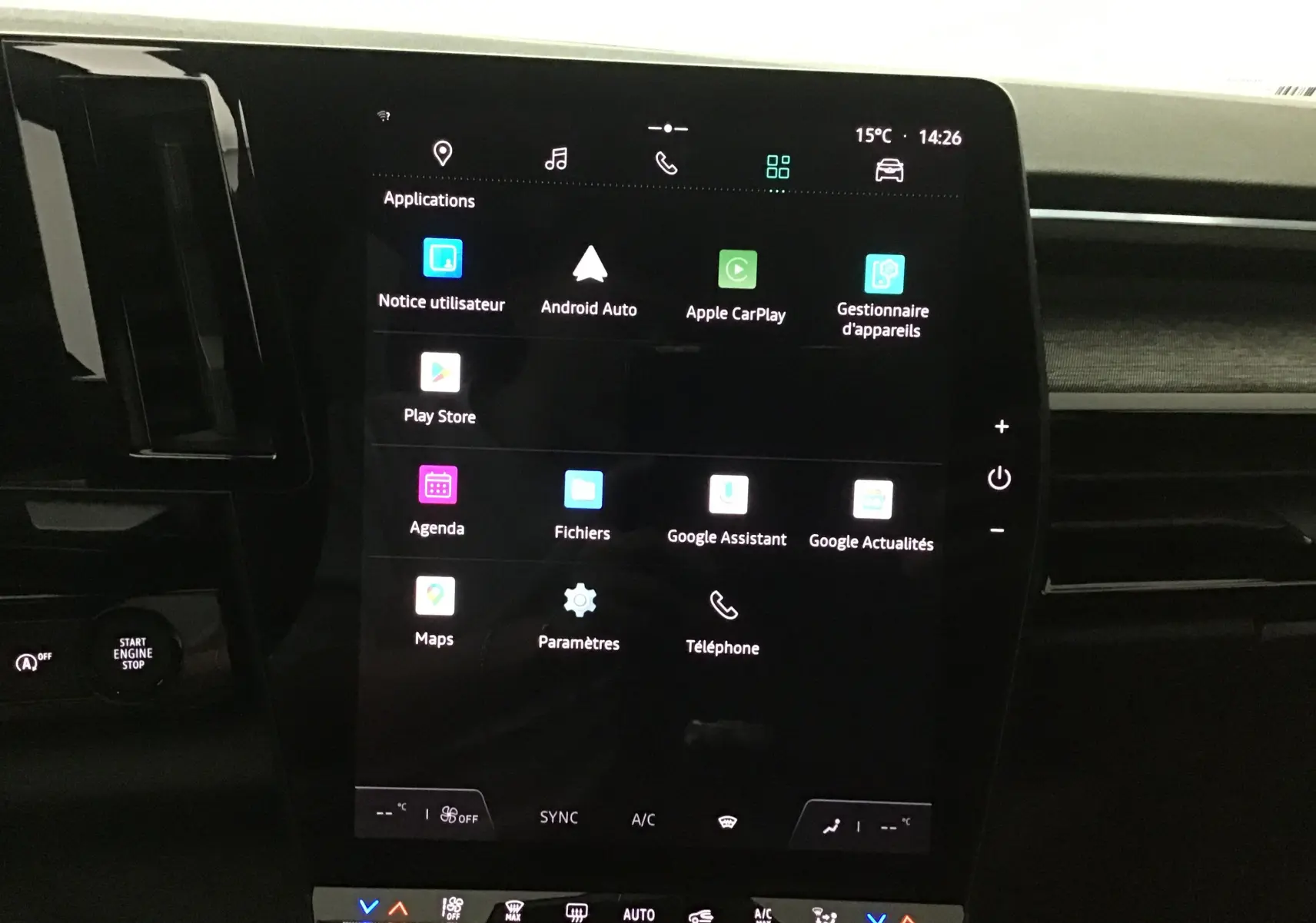Écran tactile central du tableau de bord numérique 12,3'' du Renault Austral 2023 bleu iron/noir, affichant les applications connectées.