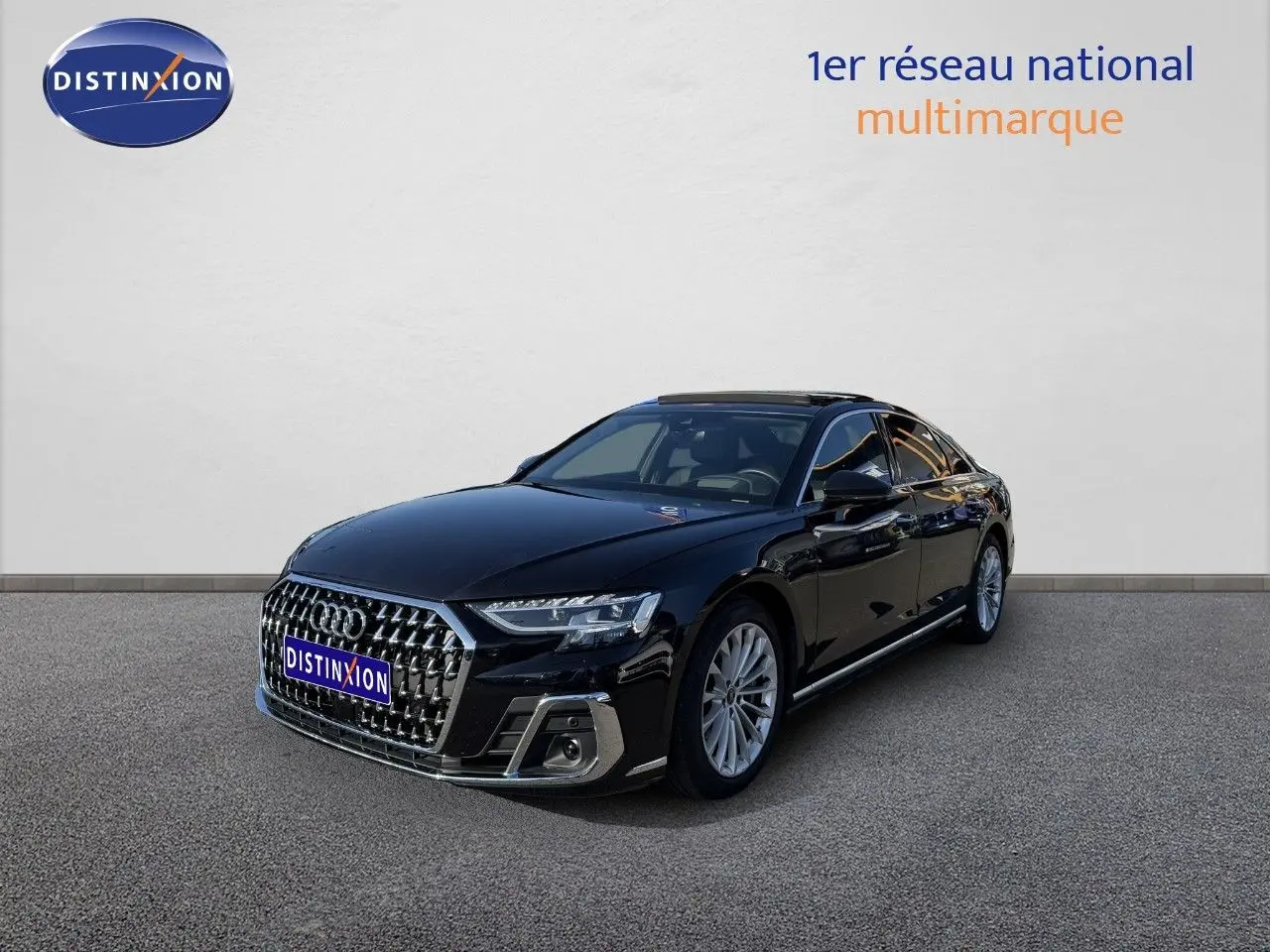 Audi A8 AVUS hybride noire vue en 3/4 avant droit, avec calandre chromée et jantes alliage argentées.