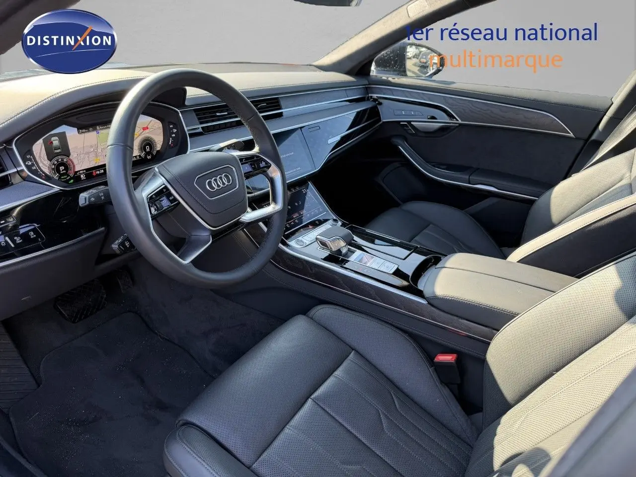 Intérieur avant droit de l'Audi A8 2024 noir Sebring Cristal, avec tableau de bord numérique et cuir noir élégant.