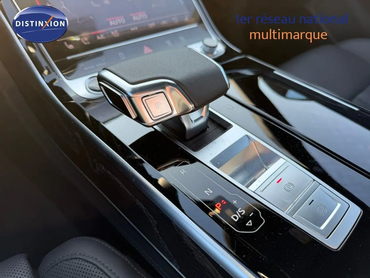 Le levier de vitesses automatique noir et argenté de l'Audi A8 2024 en gros plan intérieur.