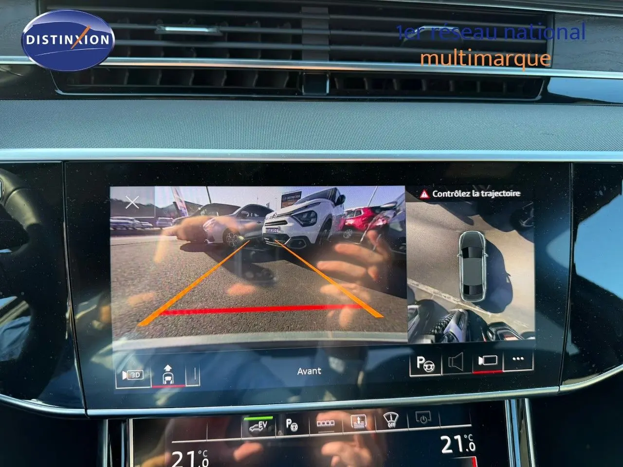 Écran intérieur affichant la caméra avant et vue 360° de l'Audi A8 noire Sebring Cristal en stationnement.