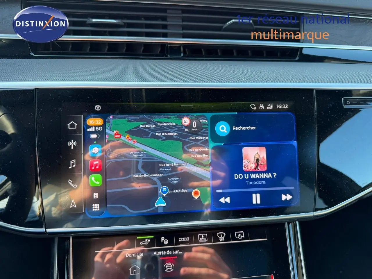 Écran tactile central de l’Audi A8 noir Sebring Cristal 2024 affichant navigation et musique en intérieur.