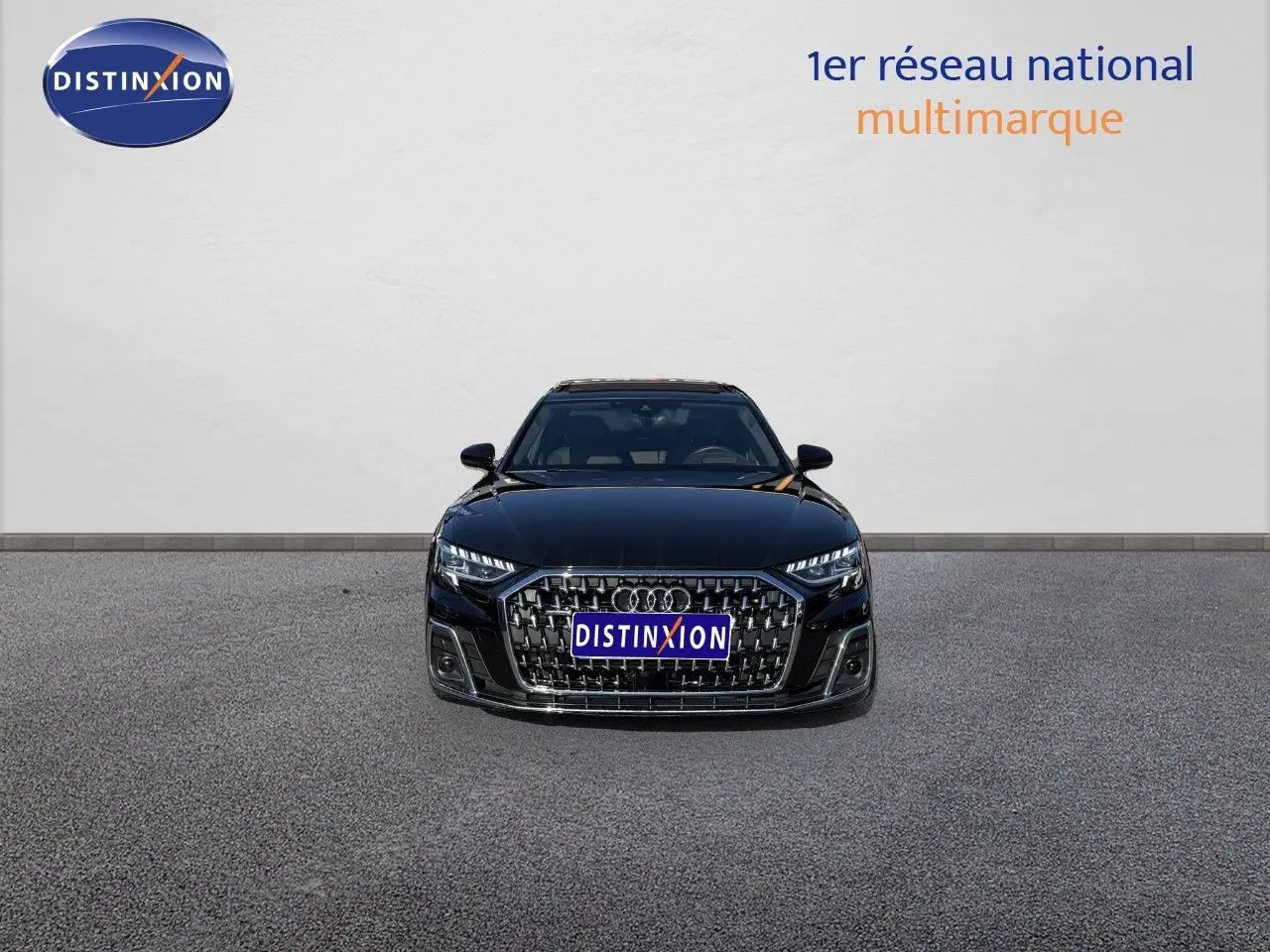 Vue frontale d'une Audi A8 noire Sebring Cristal 2024 avec calandre distinctive et phares LED allumés.