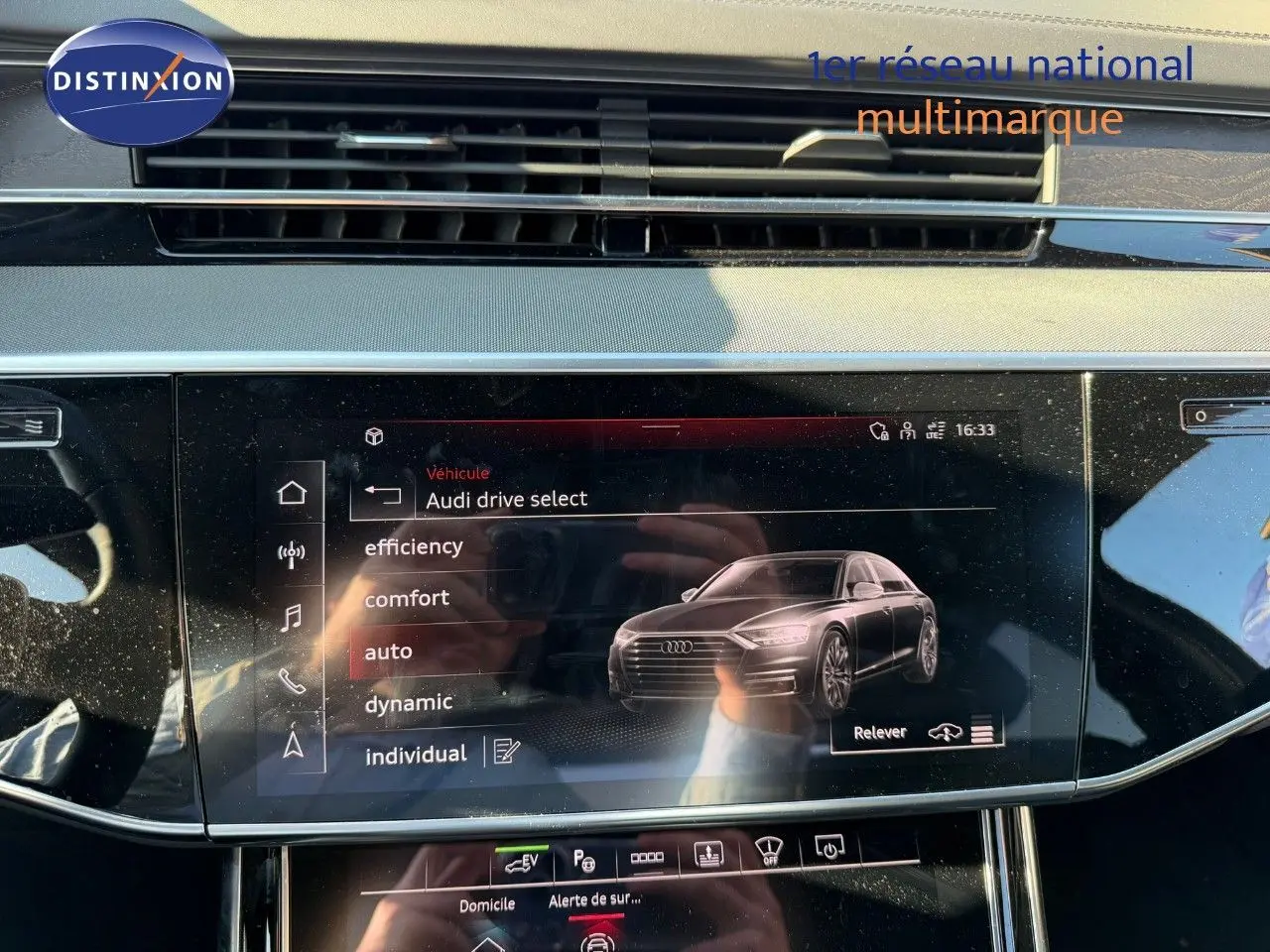 Écran tactile central de l'Audi A8 2024 noir Sebring Cristal, affichant les modes de conduite Audi drive select.