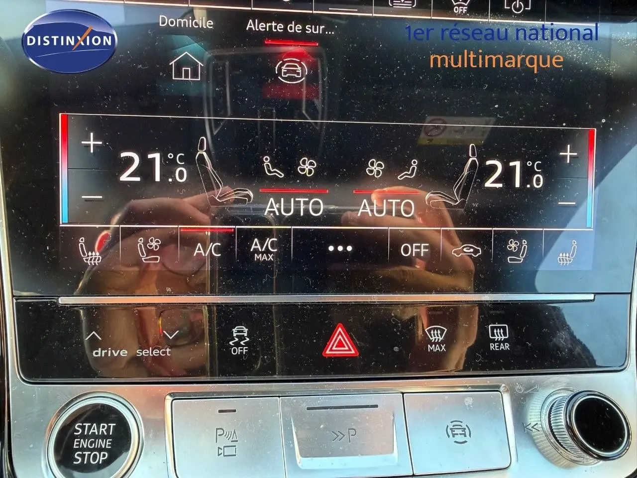 Panneau de commande de climatisation et boutons de contrôle sur Audi A8 noir Sebring cristal, vue rapprochée intérieure.