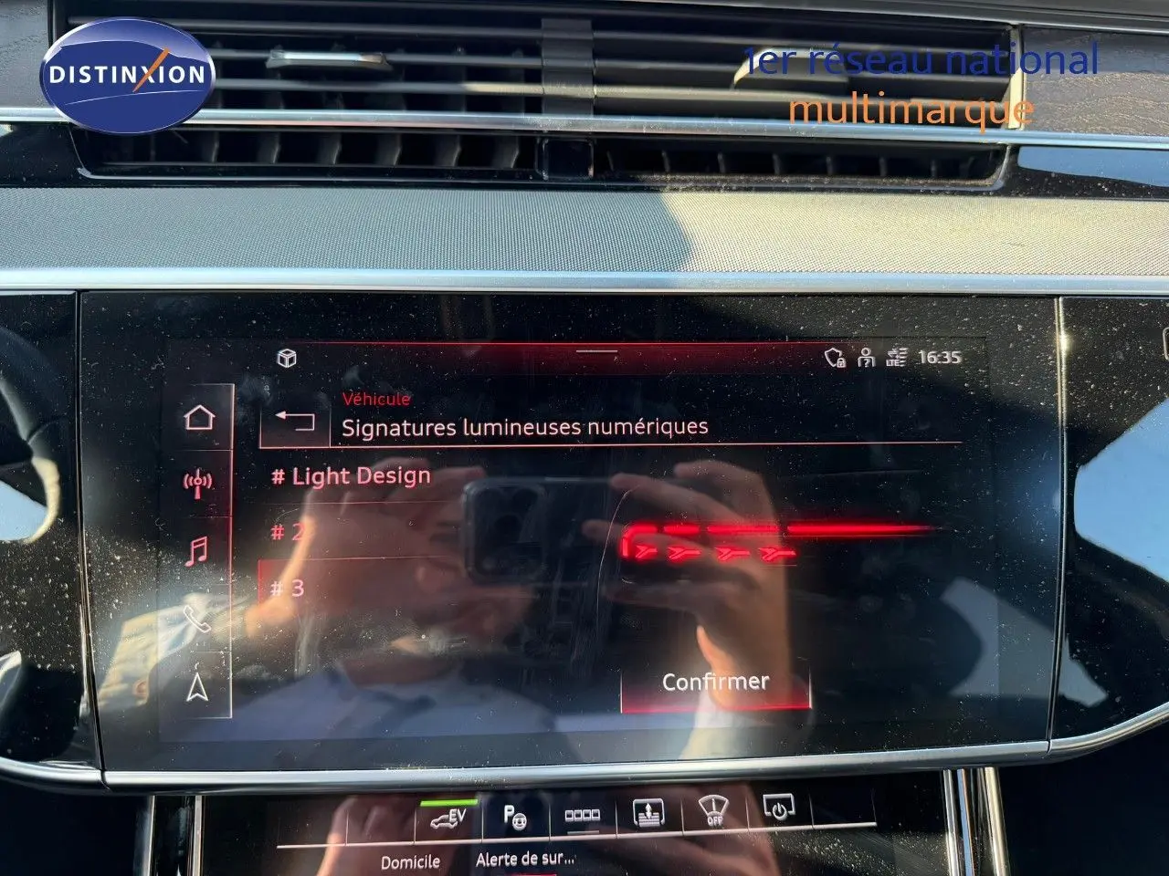 Écran tactile du système multimédia de l'Audi A8 2024 affichant les options de signatures lumineuses numériques.