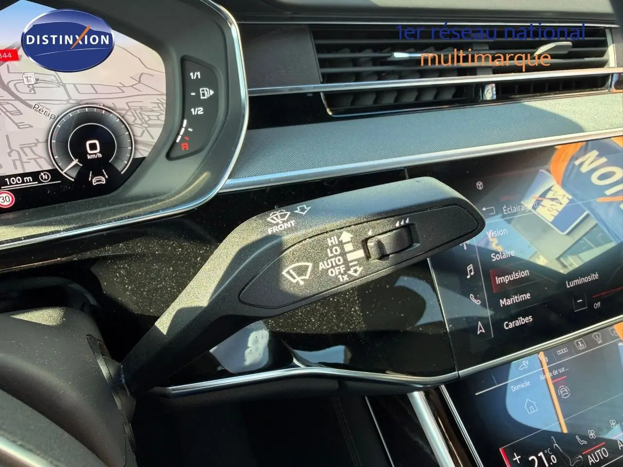 Gros plan sur la commande d’essuie-glace dans l’habitacle d’une Audi A8 noire Sebring Cristal 2024, tableau de bord digital visible.