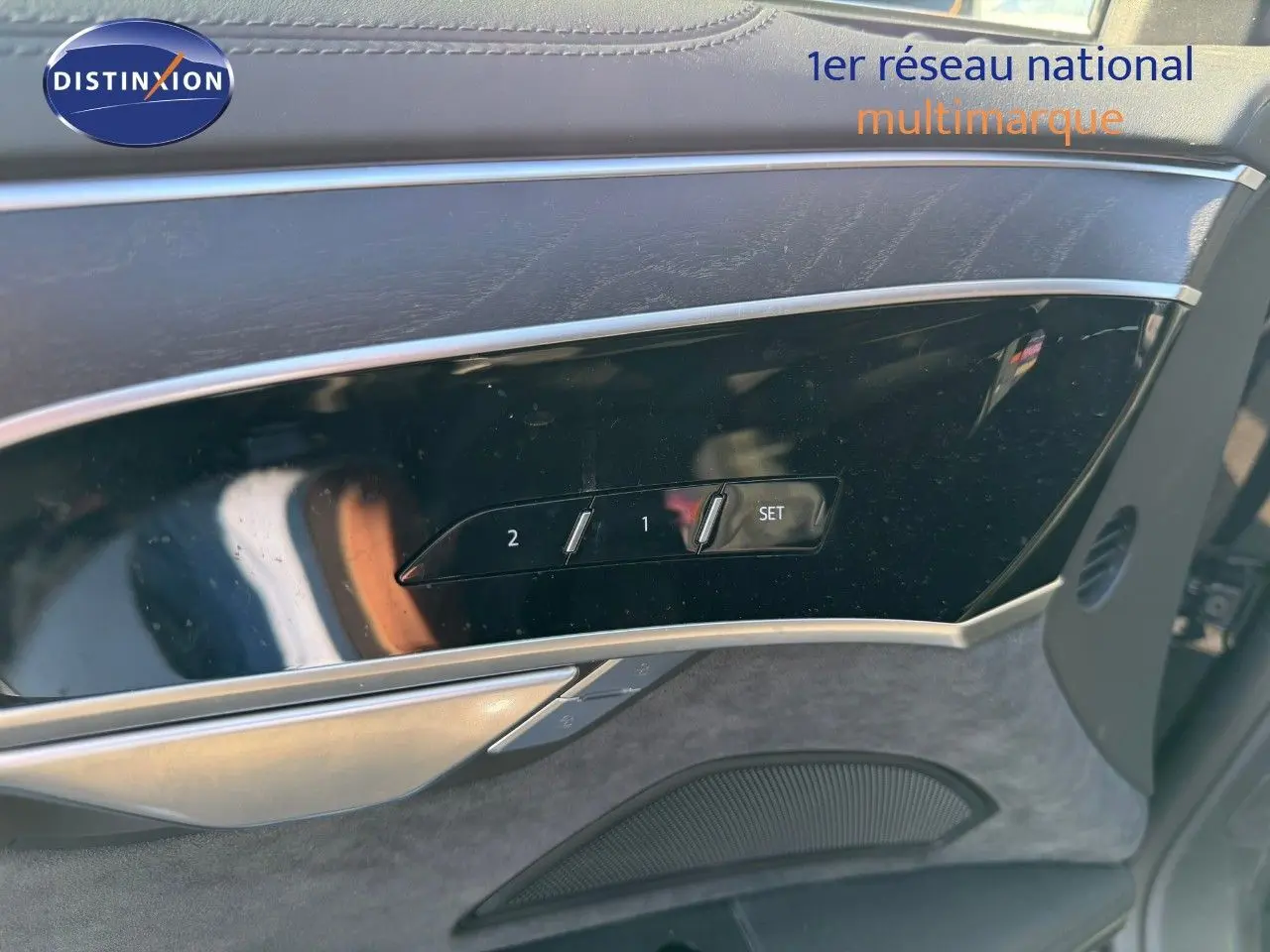 Détail de la porte côté gauche de l'Audi A8 2024 noire Sebring Cristal avec commandes de mémoire des sièges.