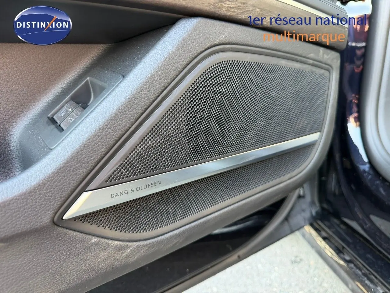 Gros plan sur la porte avant gauche noire Sebring Cristal d'une Audi A8 2024 avec enceinte Bang & Olufsen intégrée.
