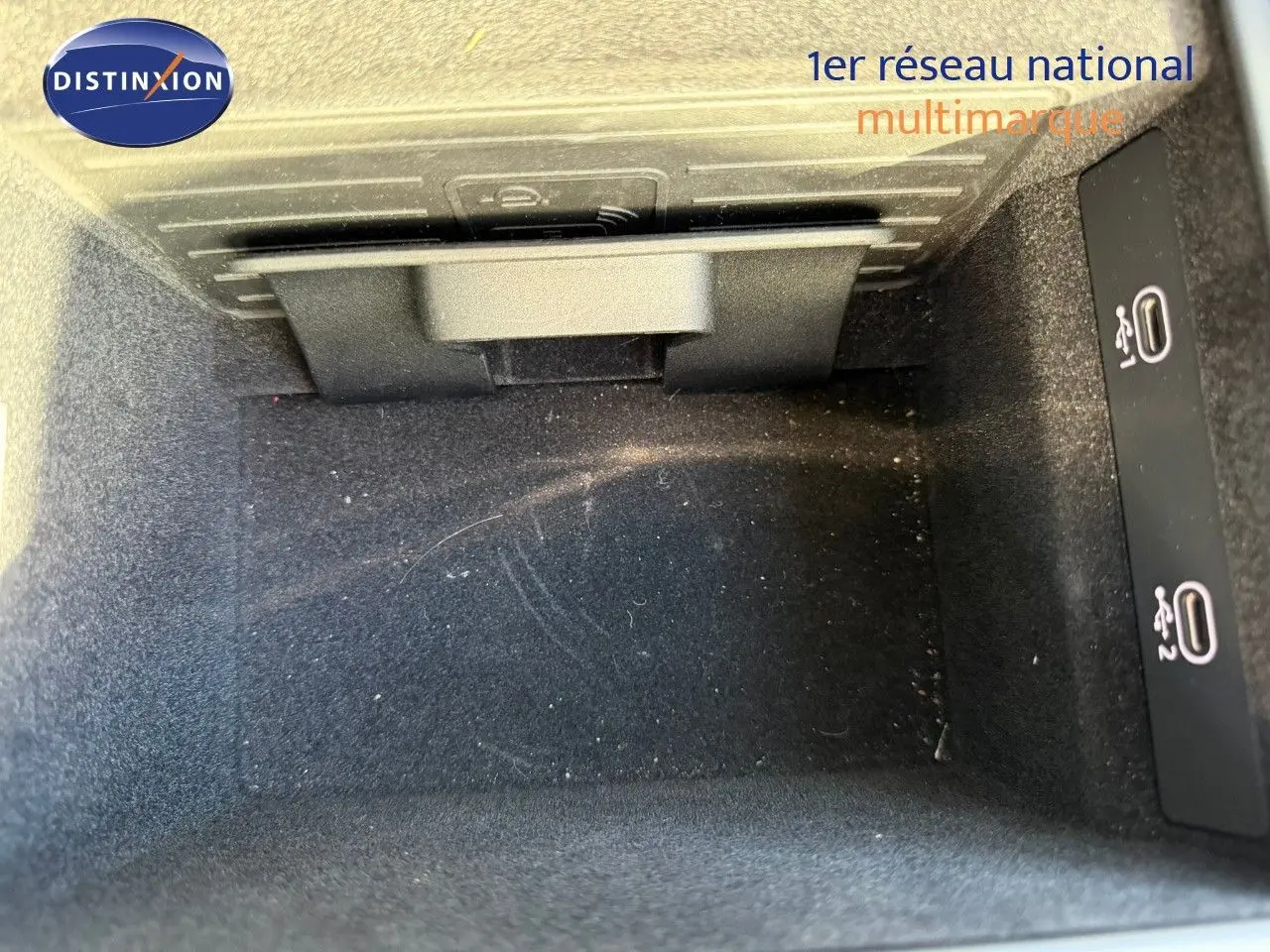 Vue rapprochée de la console centrale noire Sebring cristal de l'Audi A8 AVUS 60 TFSI e avec ports USB visibles.