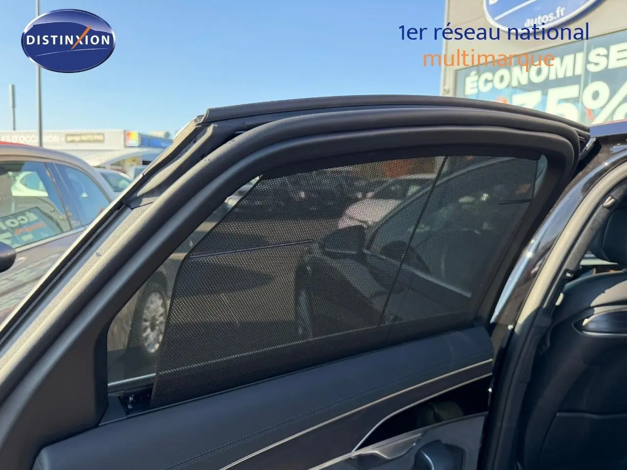 Vue intérieure côté gauche arrière de l'Audi A8 noire Sebring Cristal avec pare-soleil et sellerie cuir noir visible