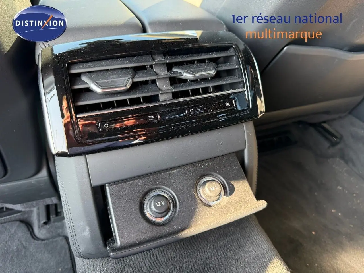 Détail des prises 12V et aérateurs arrière dans l'habitacle noir de l'Audi A8 AVUS 2024.