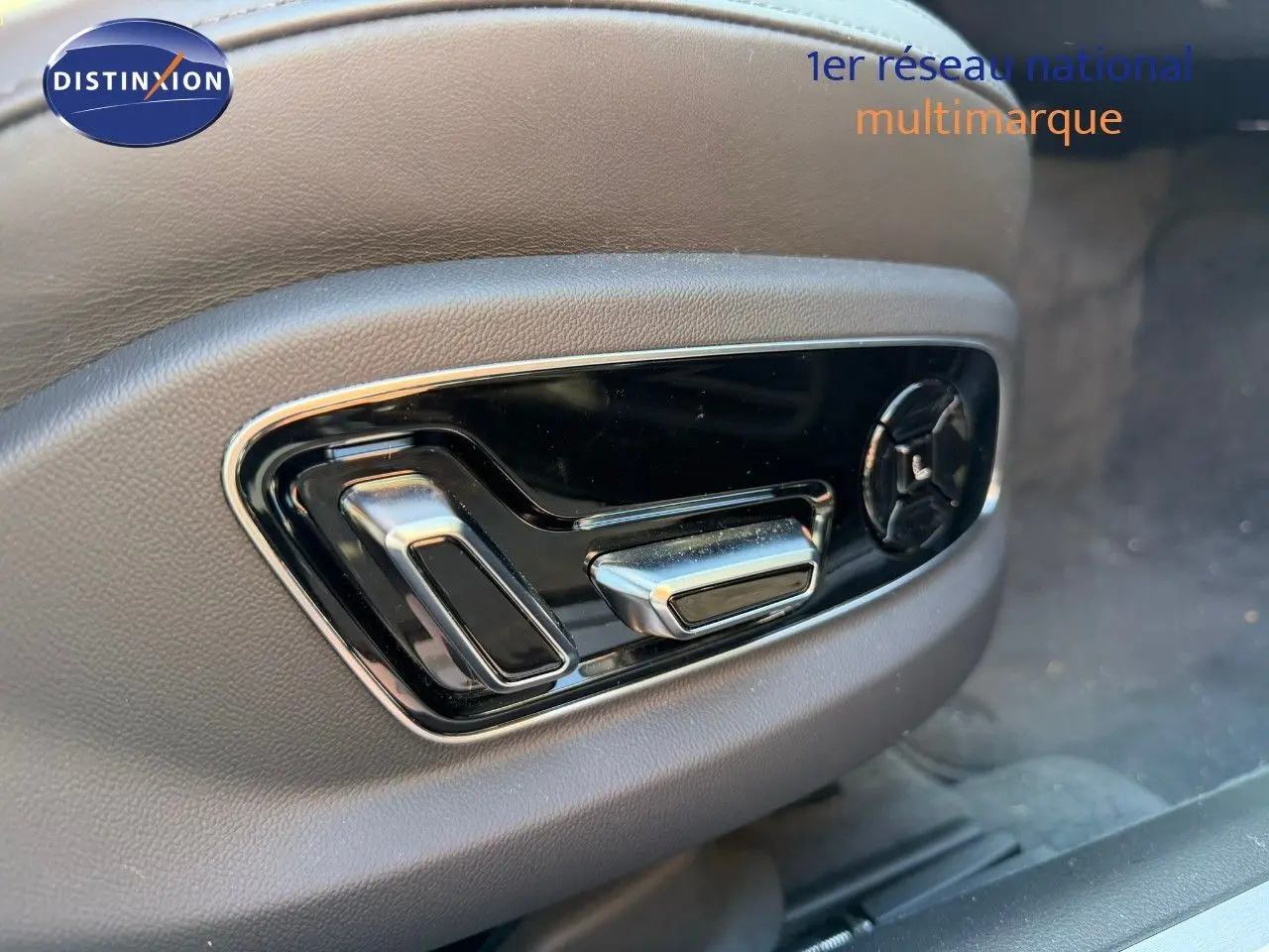 Gros plan sur les commandes électriques de réglage du siège en cuir noir de l'Audi A8 AVUS 2024.