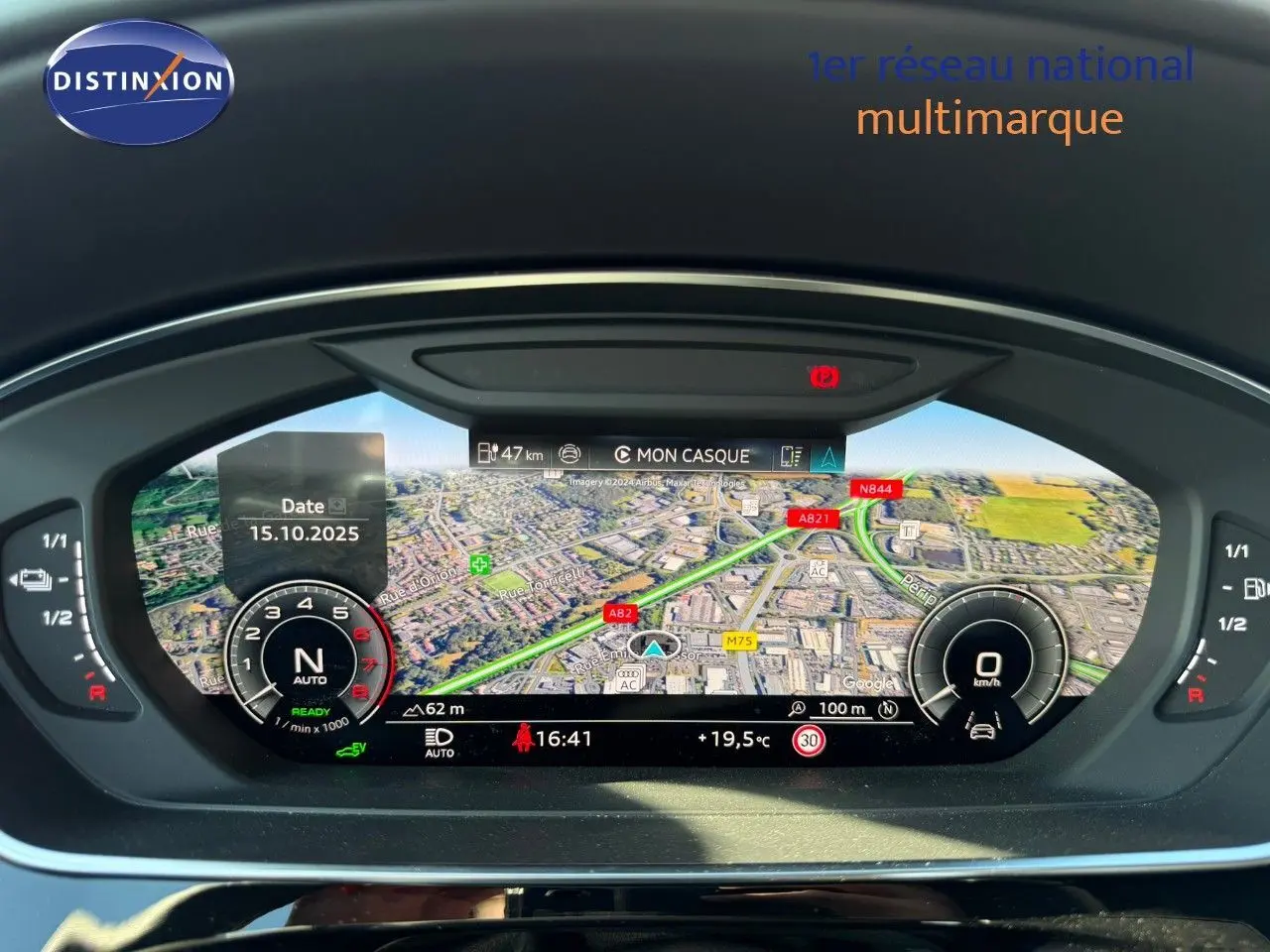 Tableau de bord numérique de l'Audi A8 2024 affichant la navigation et les informations de conduite.