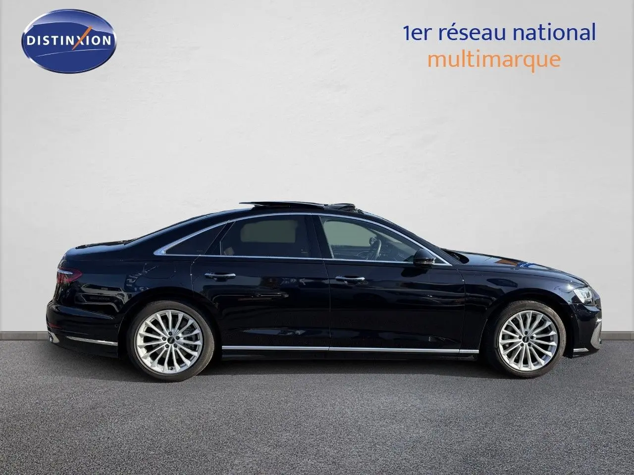 Profil côté gauche de l'Audi A8 AVUS noir Sebring cristal 2024, soulignant ses jantes alliage et lignes élégantes.