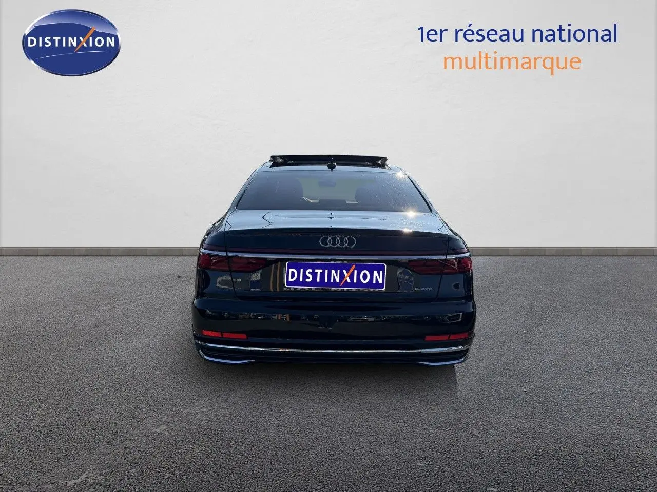 Vue arrière d'une Audi A8 noire Sebring Cristal 2024 avec toit ouvrant et logo Distinxion visible.