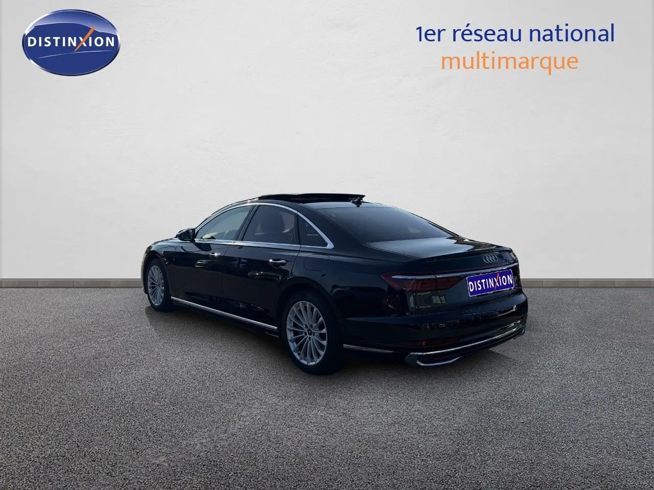 Audi A8 noire Sebring cristal vue 3/4 arrière droit, soulignant ses lignes élégantes et ses jantes raffinées.