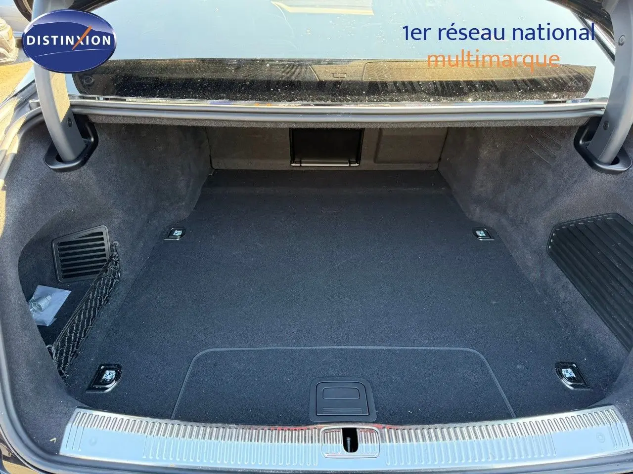 Coffre ouvert d'une Audi A8 2024 noir Sebring Cristal, montrant un espace de rangement propre et spacieux.