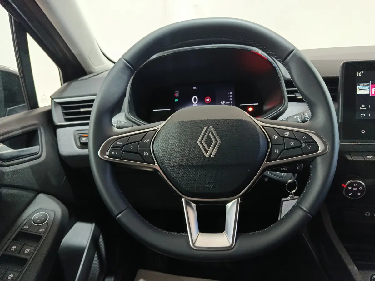 Volant cuir multifonctions de Renault Clio gris foncé 2025, avec tableau de bord numérique et commandes intégrées.