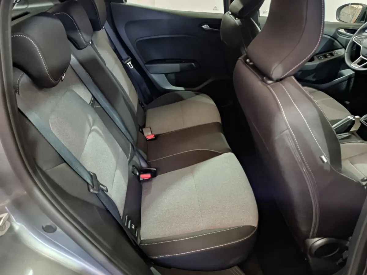 Vue intérieure côté gauche montrant la banquette arrière bicolore gris et noir de la Renault Clio Evolution Blue dCi 100 2025.