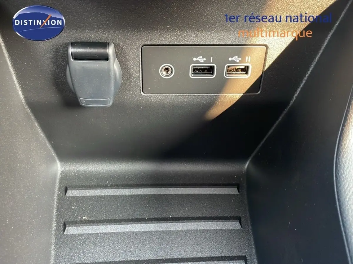 Prise USB double et prise 12V dans l’espace de rangement central avant de la Renault Clio Evolution Blue dCi 100 2025.