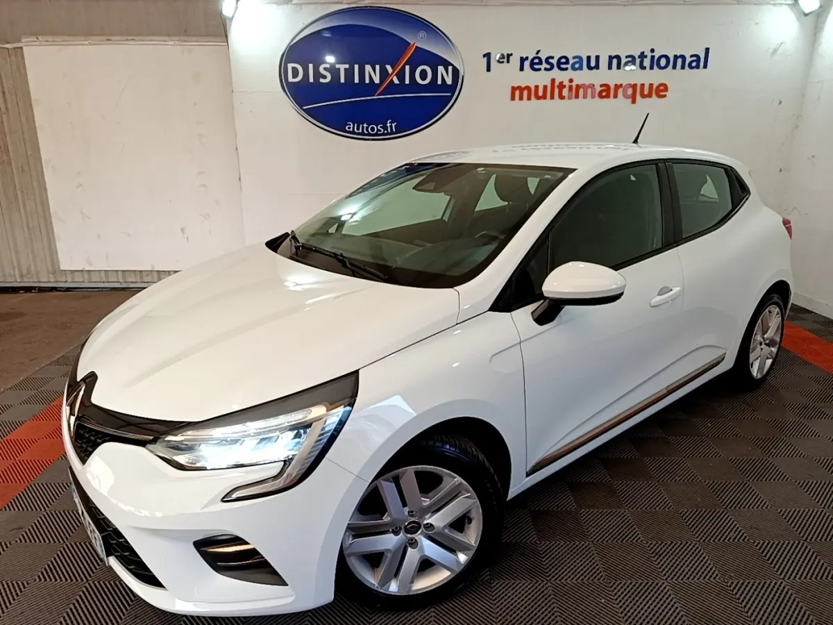 Renault Clio Business Blue dCi 115 blanche vue en 3/4 avant droit avec phares LED allumés en intérieur showroom.