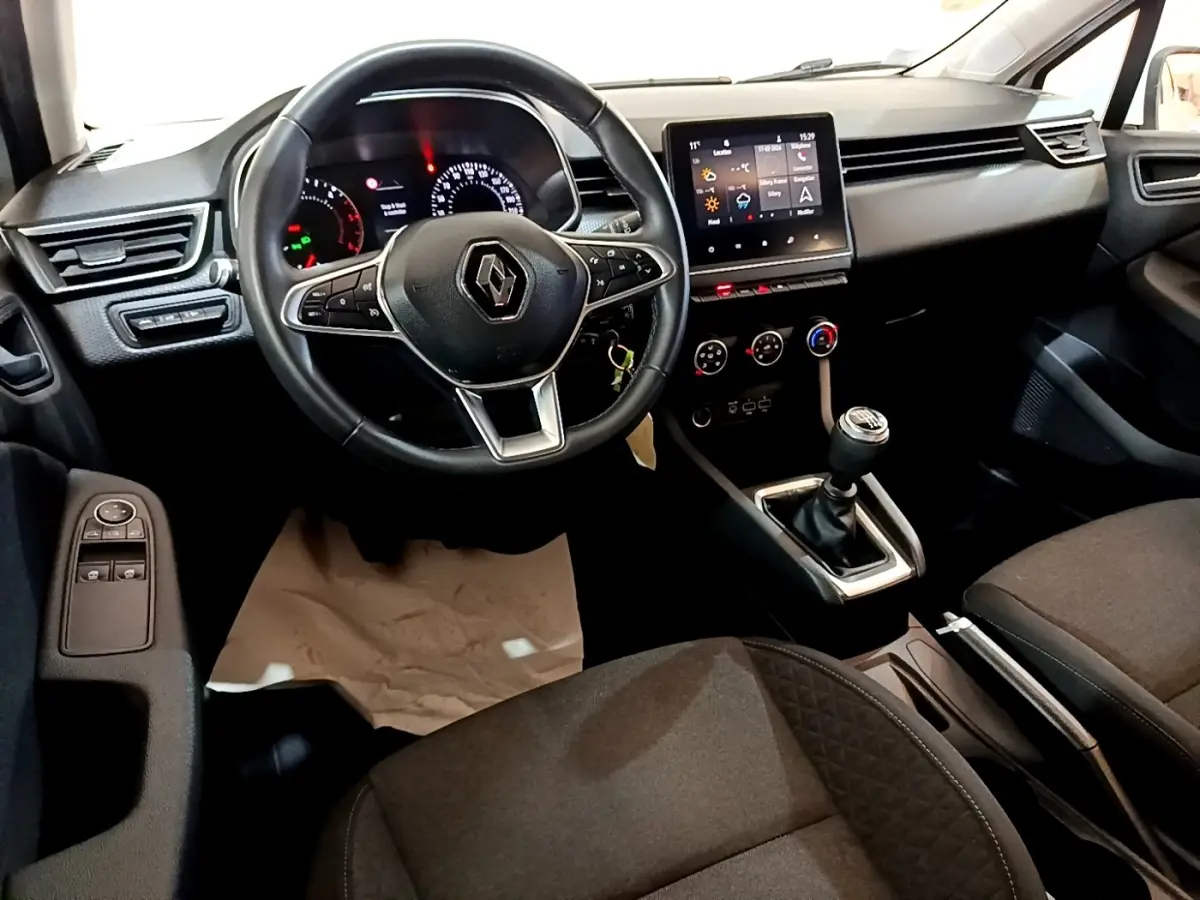 Vue intérieure avant de la Renault Clio Business Blue dCi 115 2020, tableau de bord noir avec écran tactile et volant cuir multifonctions.